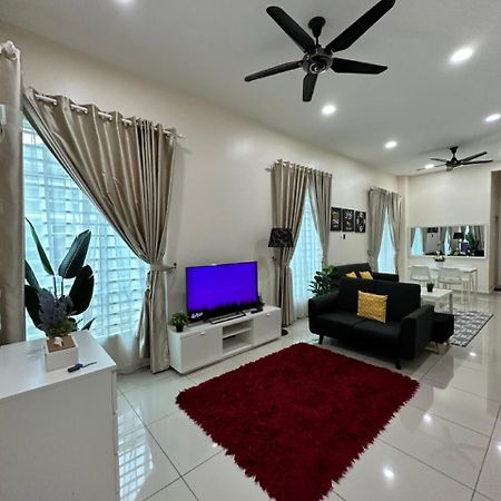 Rumahku Homestay, Taman Jasin Perdana エクステリア 写真