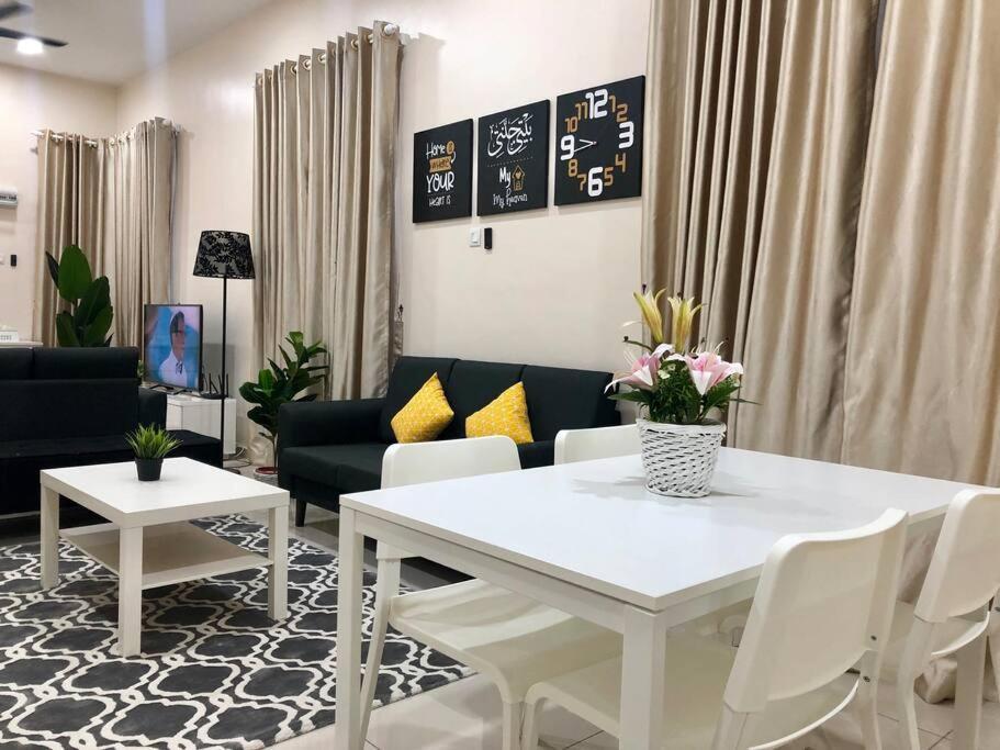Rumahku Homestay, Taman Jasin Perdana エクステリア 写真