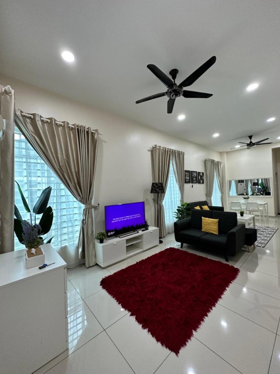 Rumahku Homestay, Taman Jasin Perdana エクステリア 写真