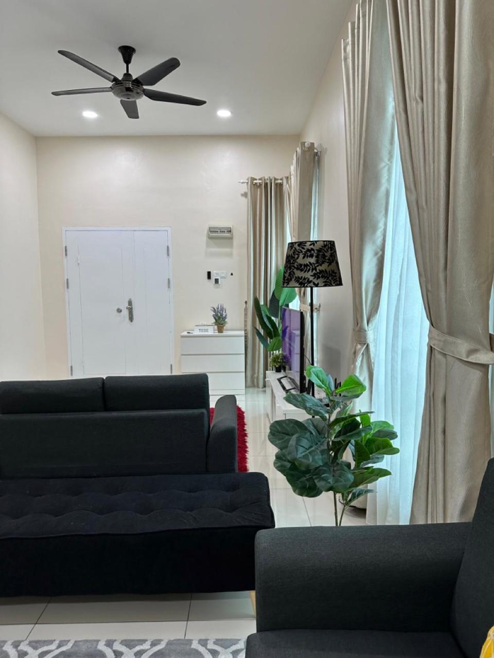 Rumahku Homestay, Taman Jasin Perdana エクステリア 写真