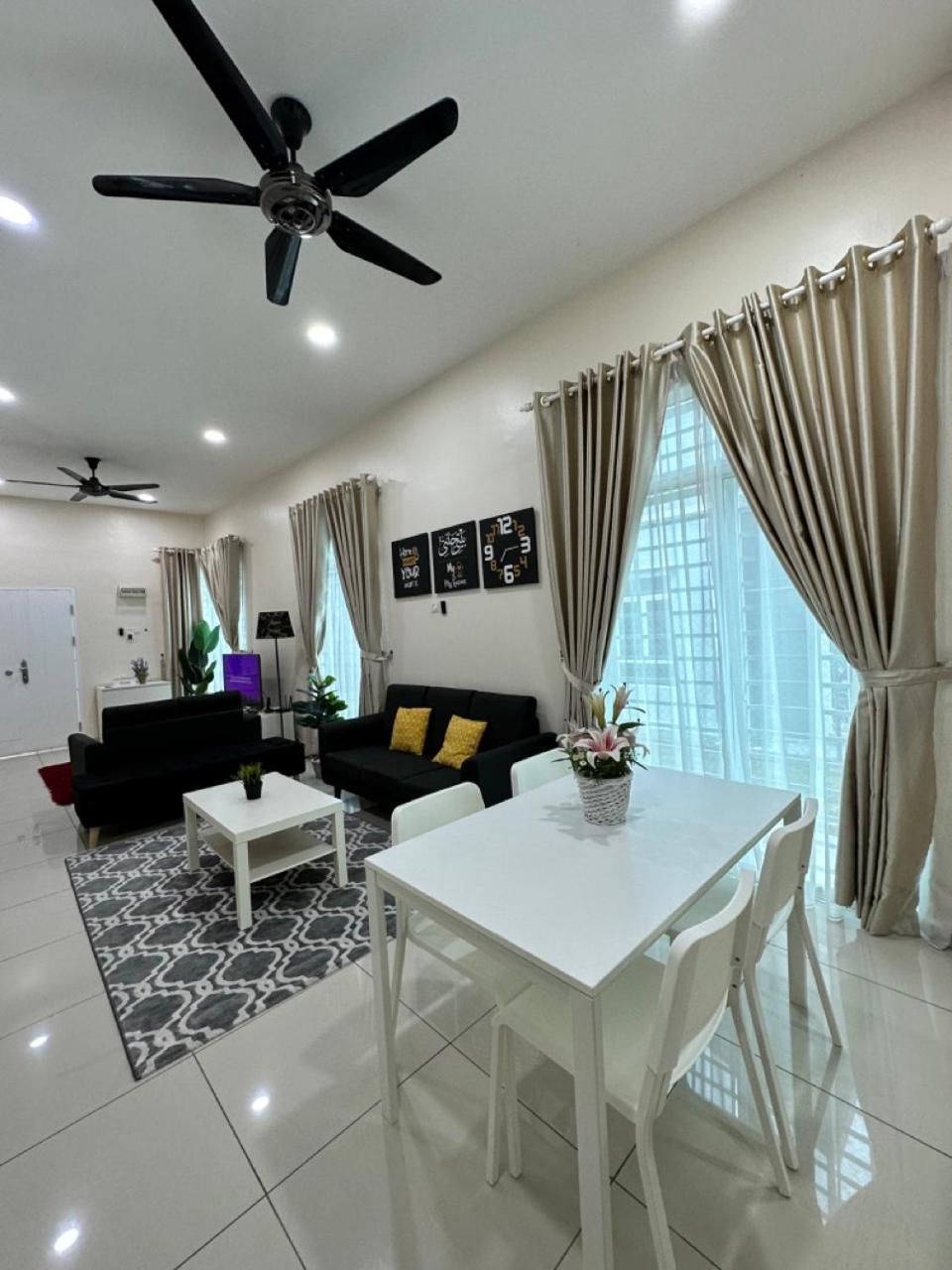 Rumahku Homestay, Taman Jasin Perdana エクステリア 写真