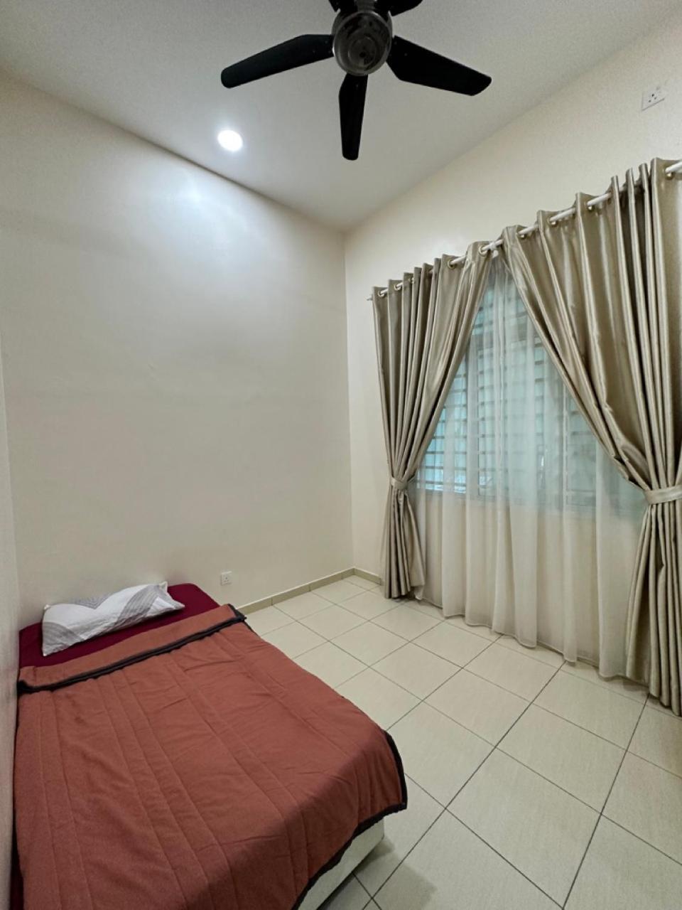 Rumahku Homestay, Taman Jasin Perdana エクステリア 写真